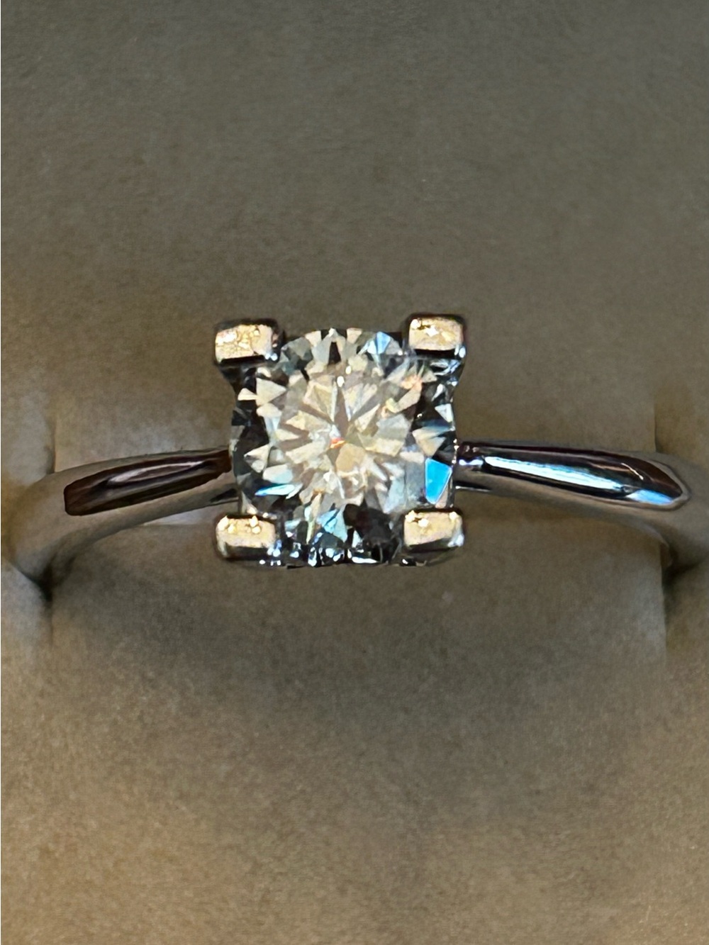 Light Pastel Green 1.00CTW Round Solitaire Moissanite Ring Set in 925 Silver NWT